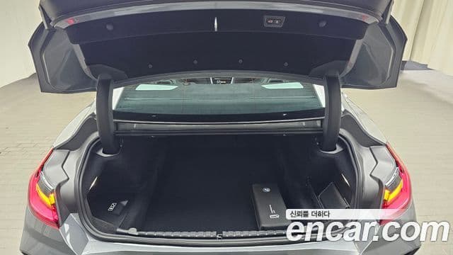 BMW 8 Series 2025 — Photo 15/38