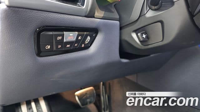 BMW 8 Series 2025 — Photo 27/38