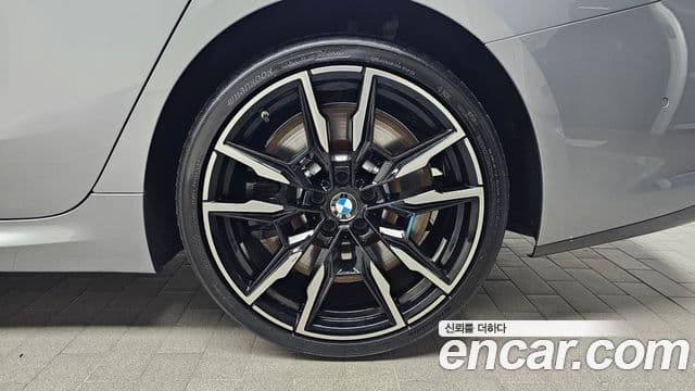 BMW 8 Series 2025 — Photo 36/38