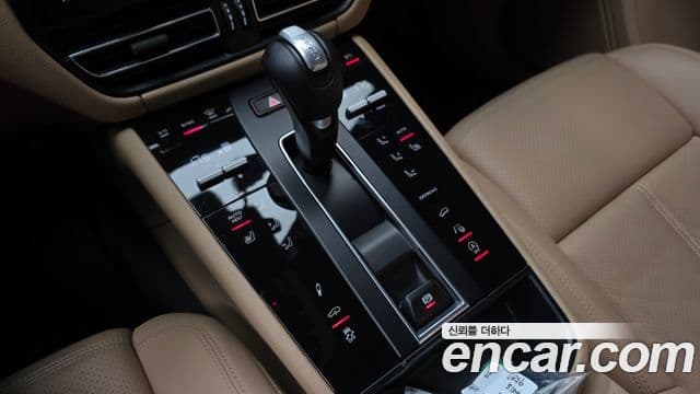 Porsche Macan 2023 — Фото 9/20