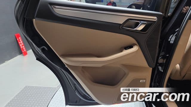 Porsche Macan 2023 — Şəkil 16/31