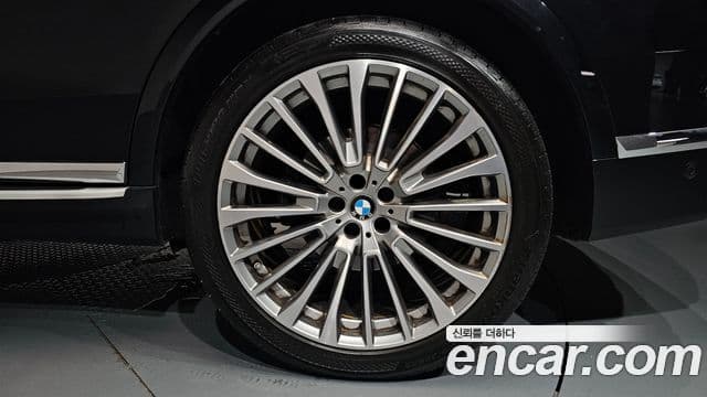 BMW X7 2021 — Photo 19/45