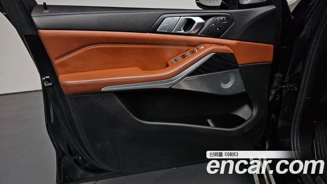 BMW X7 2021 — Photo 34/45