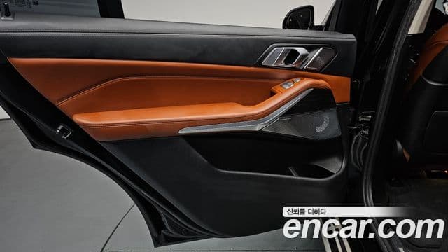 BMW X7 2021 — Photo 24/45