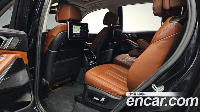 BMW X7 2021 — Photo 28/45