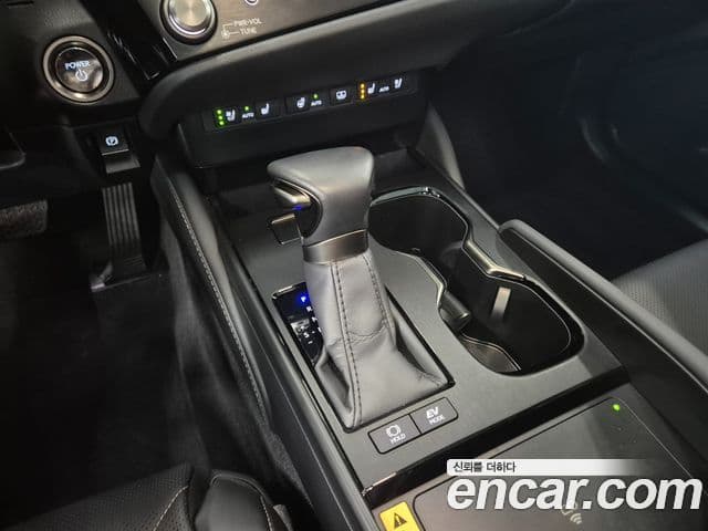 Lexus ES300h 2025 — ფოტო 8/19