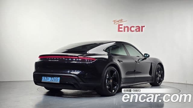 Porsche Taycan 2021 — ფოტო 14/20