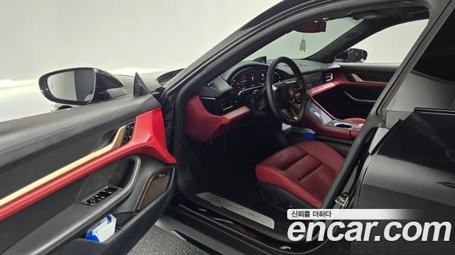 Porsche Taycan 2021 — ფოტო 19/20