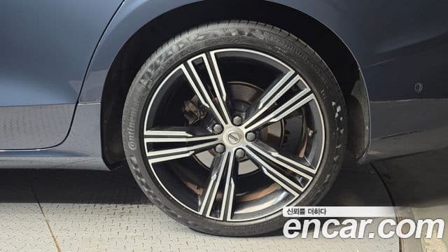 Volvo S60 2021 — Şəkil 25/31