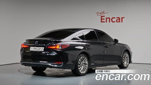 Lexus ES300h 2019 — Şəkil 10/40