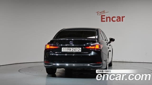 Lexus ES300h 2019 — Şəkil 39/40