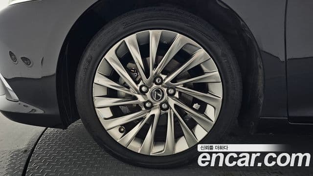 Lexus ES300h 2019 — Şəkil 24/40