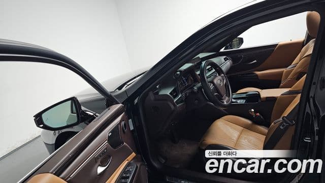 Lexus ES300h 2019 — Şəkil 9/40