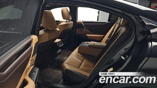 Lexus ES300h 2019 — Şəkil 32/40