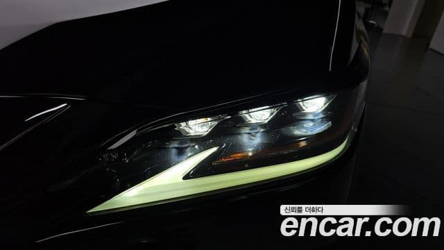 Lexus ES300h 2019 — Şəkil 14/40