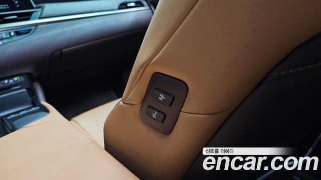 Lexus ES300h 2019 — Şəkil 35/40