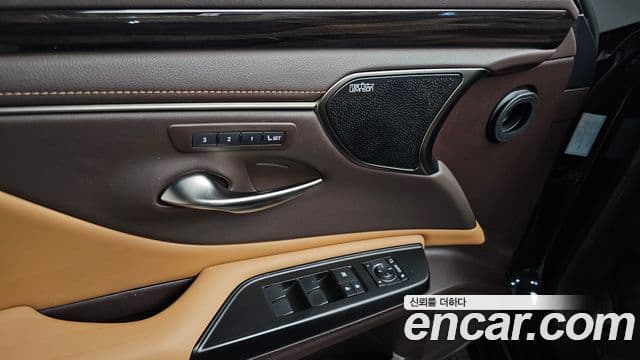 Lexus ES300h 2019 — Şəkil 27/40
