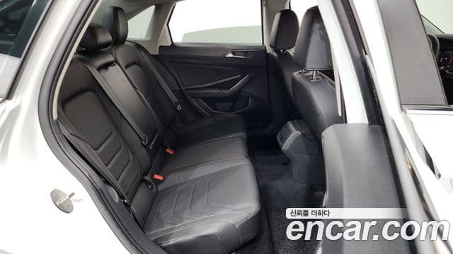 Volkswagen Jetta 2021 — Şəkil 12/32