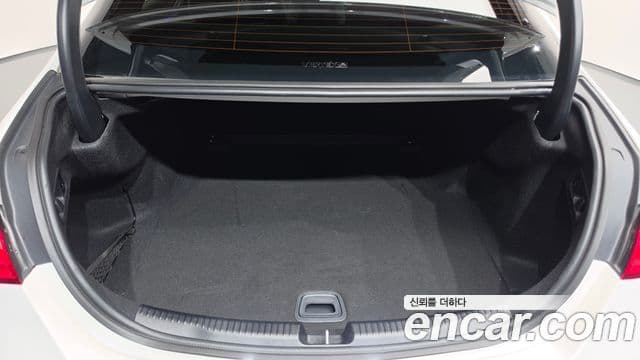 Mercedes-Benz C-Class 2025 — Фото 18/20