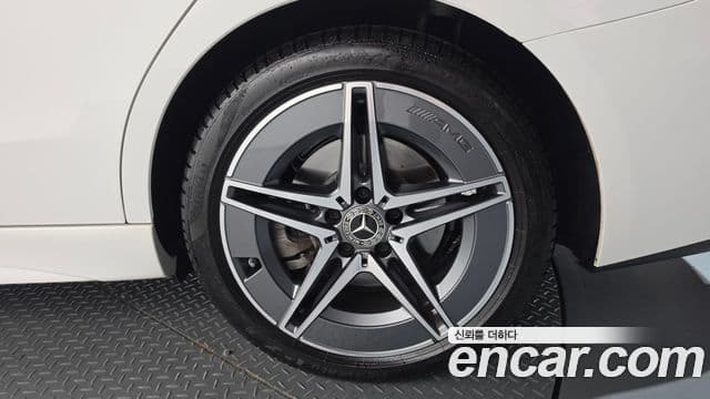 Mercedes-Benz C-Class 2025 — Photo 9/33