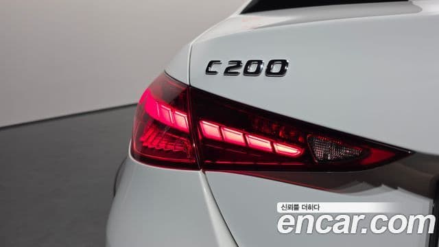 Mercedes-Benz C-Class 2025 — Photo 19/33