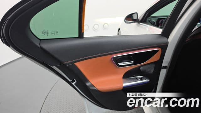 Mercedes-Benz C-Class 2025 — Photo 29/33