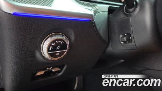 Mercedes-Benz C-Class 2025 — Photo 13/33
