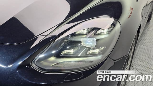Porsche Panamera 2019 — ფოტო 19/31