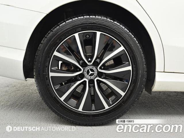 Mercedes-Benz C-Class 2019 — Photo 11/20