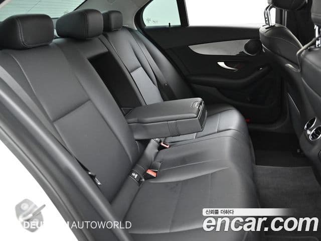 Mercedes-Benz C-Class 2019 — Photo 12/20