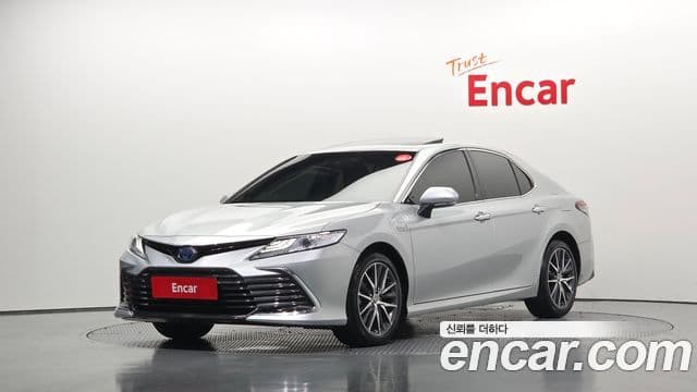 Toyota Camry 2023 — ფოტო 28/32