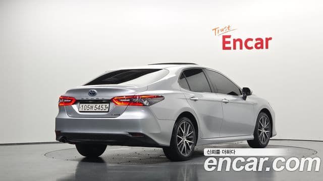 Toyota Camry 2023 — ფოტო 19/32