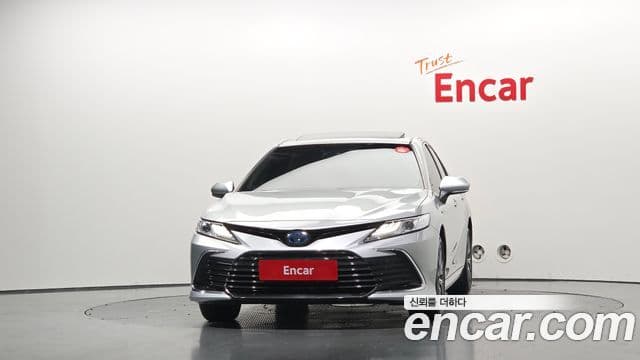 Toyota Camry 2023 — ფოტო 10/32