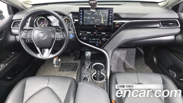 Toyota Camry 2023 — ფოტო 16/32