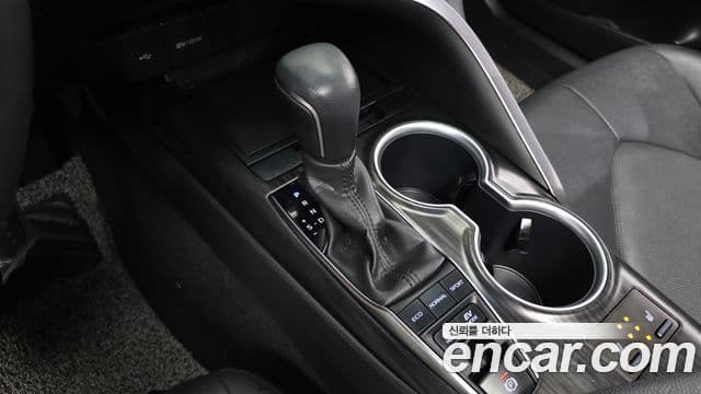 Toyota Camry 2023 — ფოტო 13/32