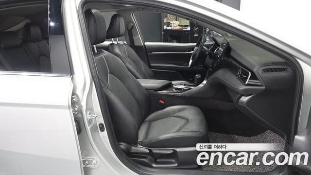 Toyota Camry 2023 — ფოტო 15/32