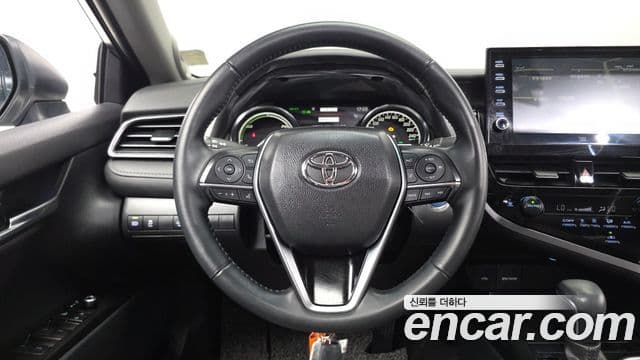 Toyota Camry 2023 — ფოტო 20/32