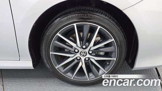 Toyota Camry 2023 — ფოტო 25/32