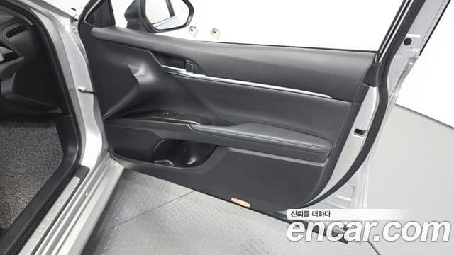 Toyota Camry 2023 — ფოტო 29/32
