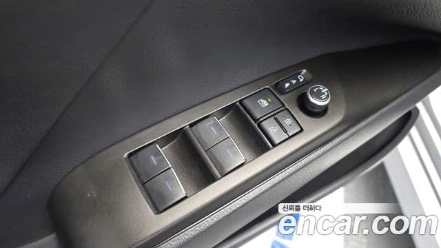Toyota Camry 2023 — ფოტო 30/32