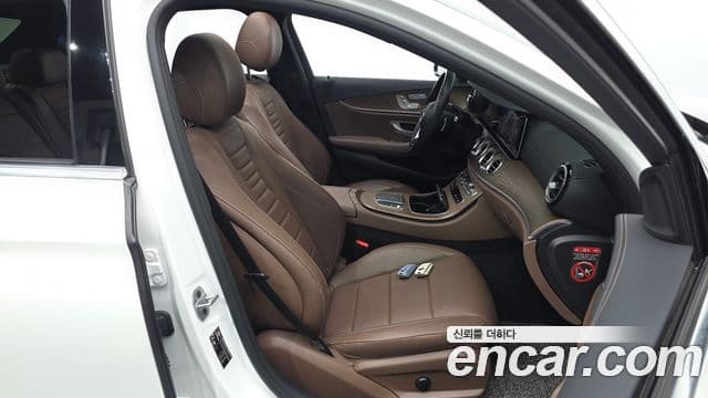 Mercedes-Benz E-Class 2021 — Şəkil 31/32