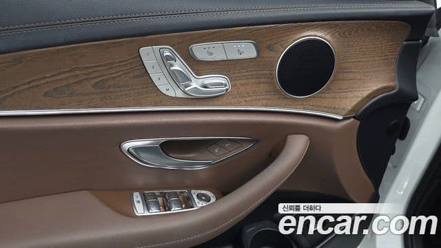 Mercedes-Benz E-Class 2021 — Şəkil 30/32