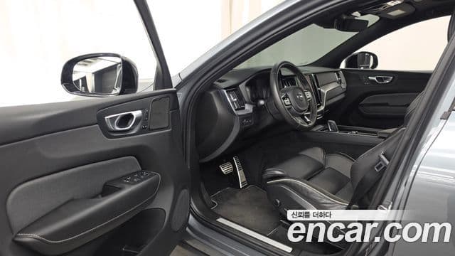Volvo XC60 2021 — Фото 10/20