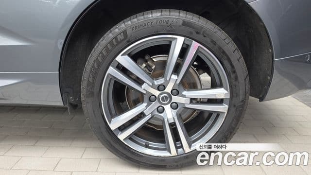 Volvo XC60 2021 — Şəkil 13/36