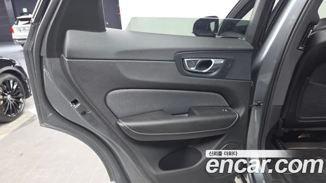 Volvo XC60 2021 — Şəkil 25/36