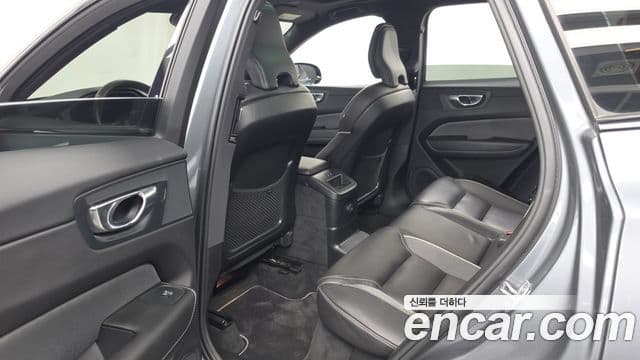 Volvo XC60 2021 — Şəkil 11/36