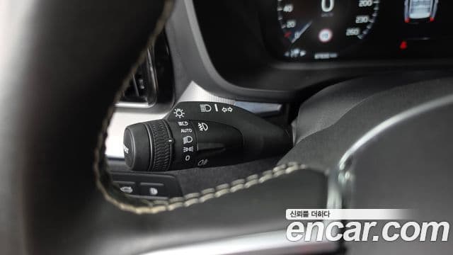 Volvo XC60 2021 — Şəkil 20/36
