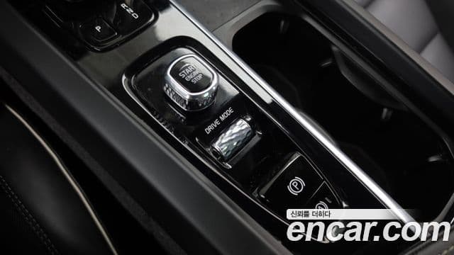 Volvo XC60 2021 — Şəkil 15/36