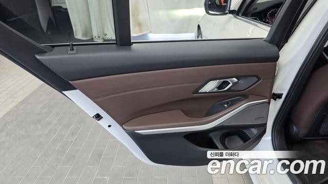 BMW 3 Series 2019 — Şəkil 30/32