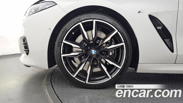 BMW 8 Series 2025 — Photo 1/20